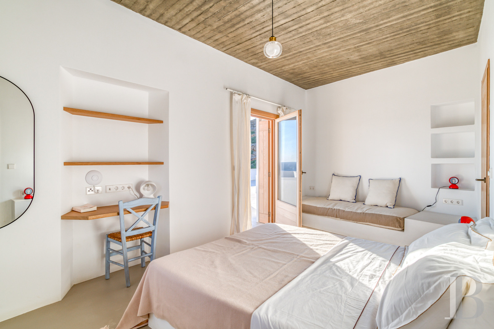 À Ios, dans les Cyclades, un ensemble de maisons entre ciel et mer - photo  n°31