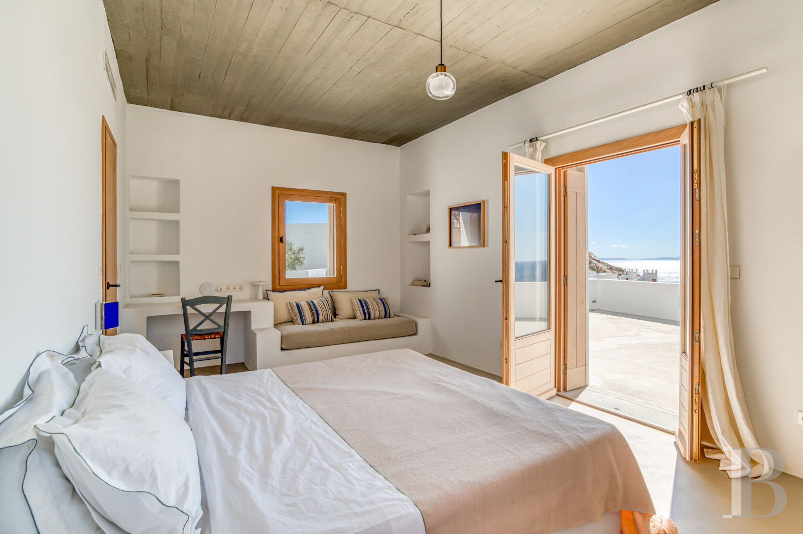 À Ios, dans les Cyclades, un ensemble de maisons entre ciel et mer - photo  n°30