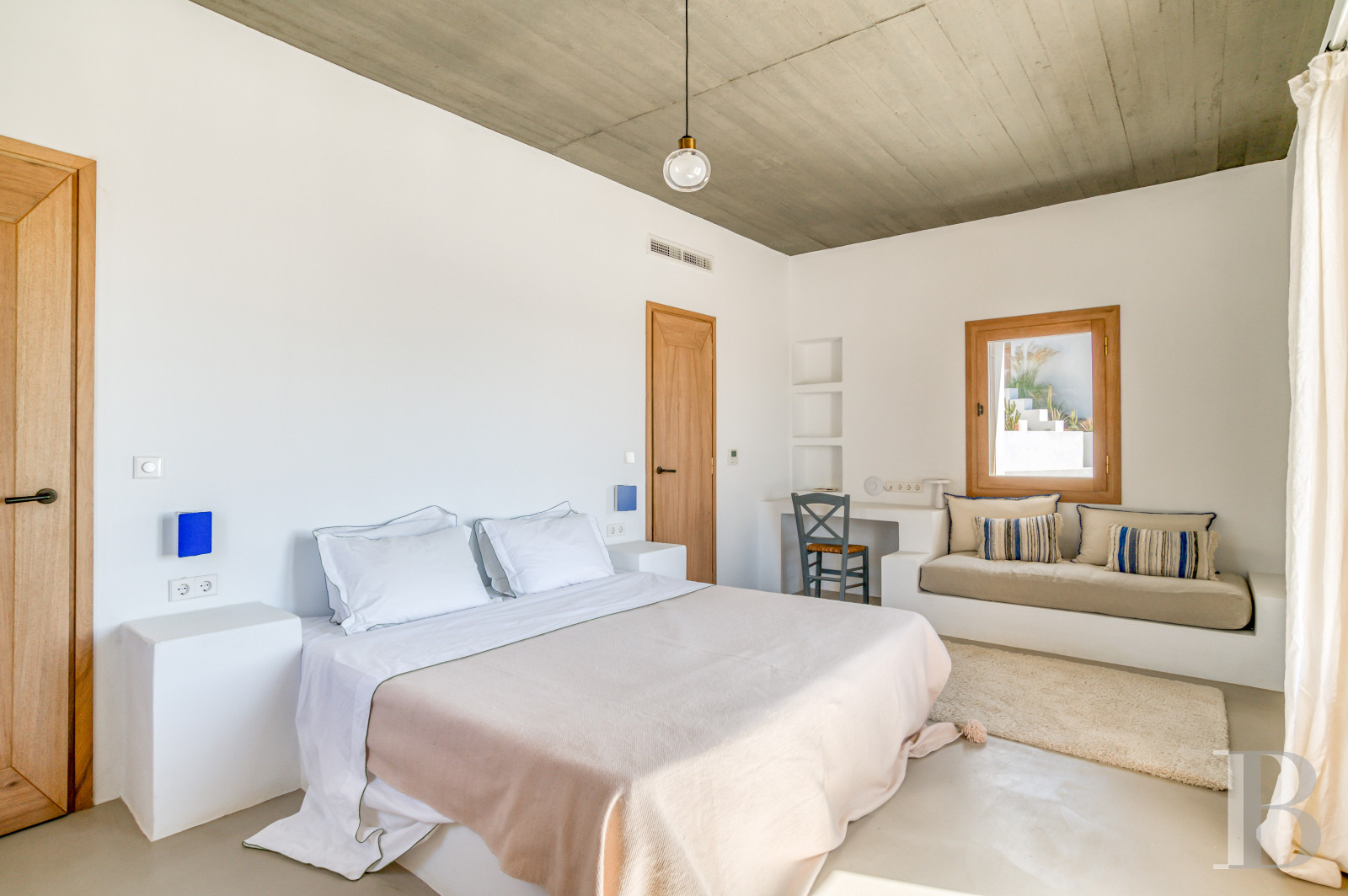 À Ios, dans les Cyclades, un ensemble de maisons entre ciel et mer - photo  n°32