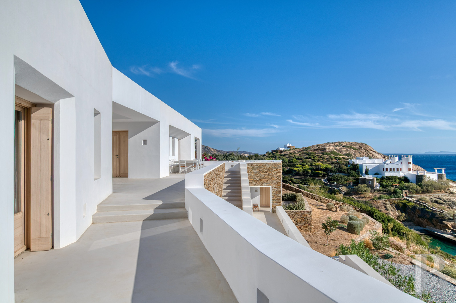 À Ios, dans les Cyclades, un ensemble de maisons entre ciel et mer - photo  n°3