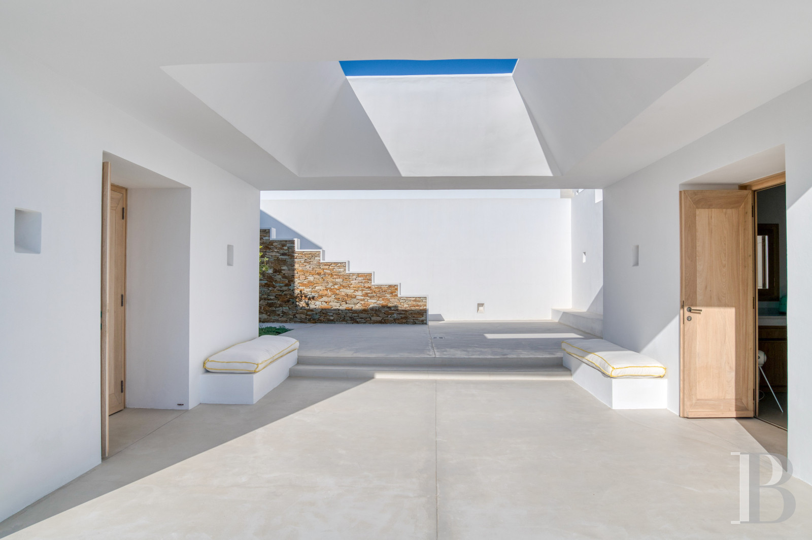 À Ios, dans les Cyclades, un ensemble de maisons entre ciel et mer - photo  n°19