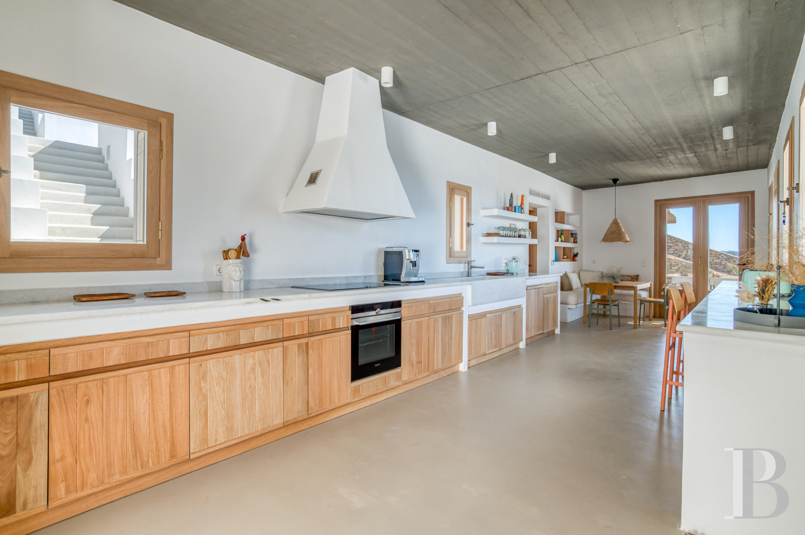 À Ios, dans les Cyclades, un ensemble de maisons entre ciel et mer - photo  n°21