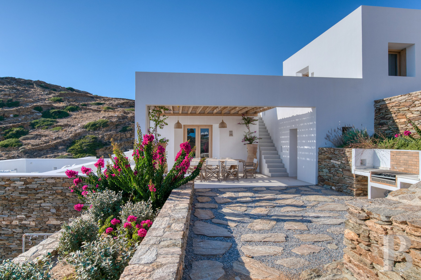 À Ios, dans les Cyclades, un ensemble de maisons entre ciel et mer - photo  n°4