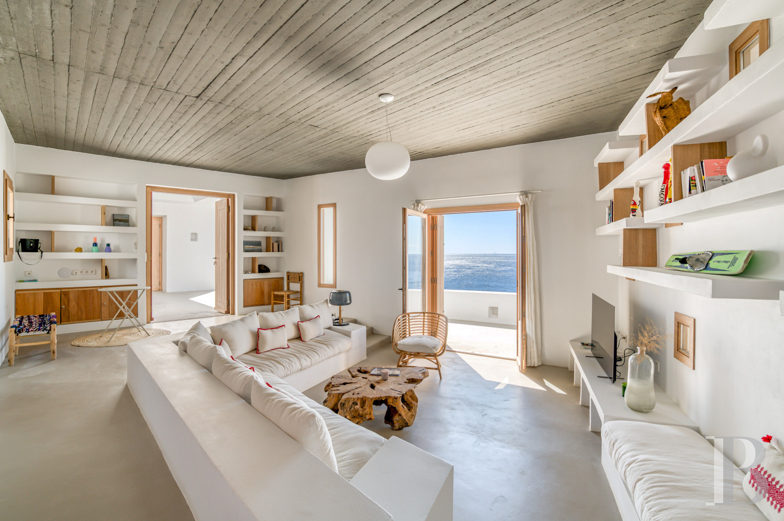 À Ios, dans les Cyclades, un ensemble de maisons entre ciel et mer - photo  n°20