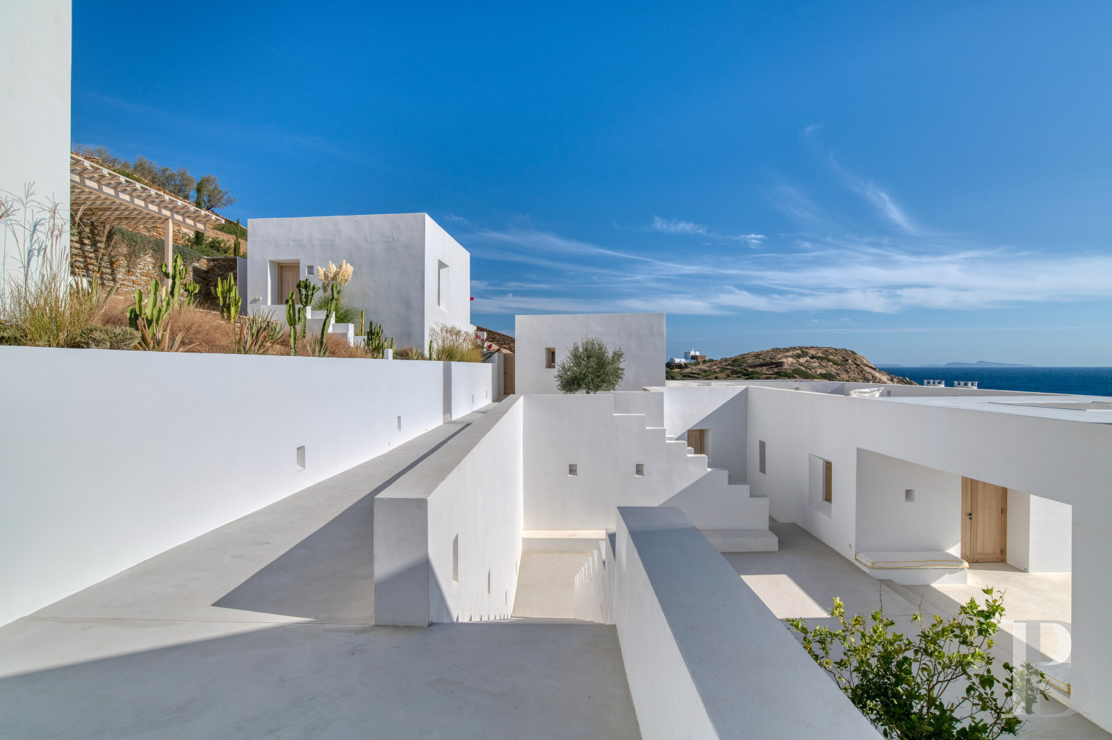 À Ios, dans les Cyclades, un ensemble de maisons entre ciel et mer - photo  n°8