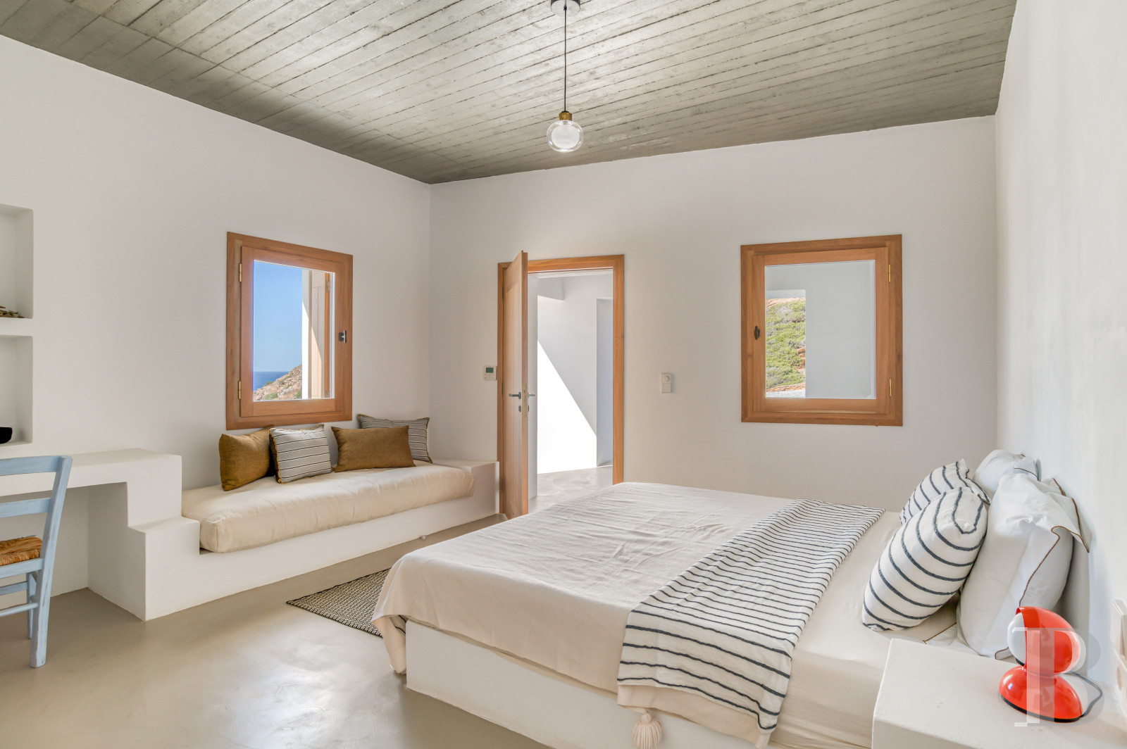 À Ios, dans les Cyclades, un ensemble de maisons entre ciel et mer - photo  n°33