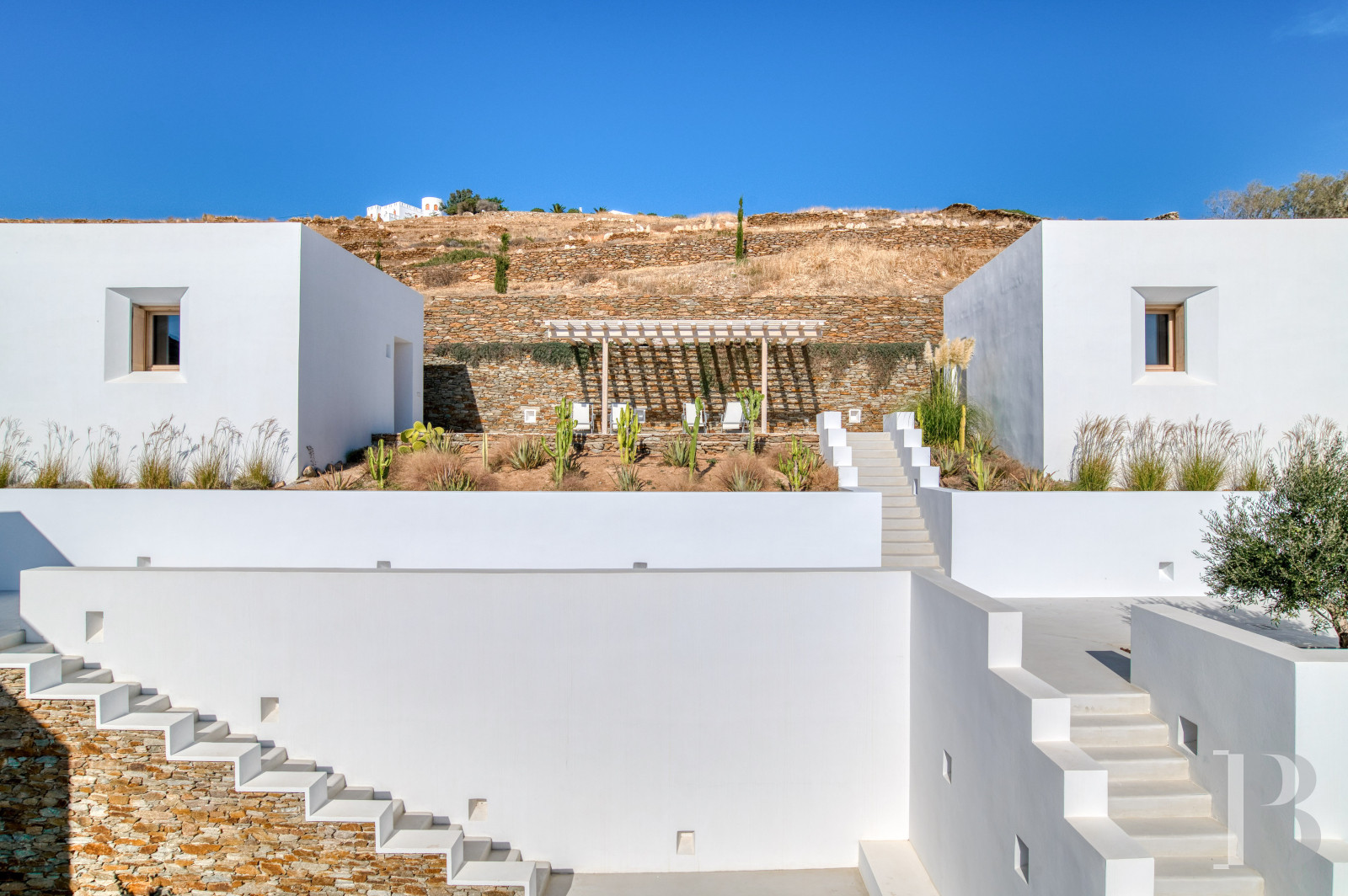 À Ios, dans les Cyclades, un ensemble de maisons entre ciel et mer - photo  n°5