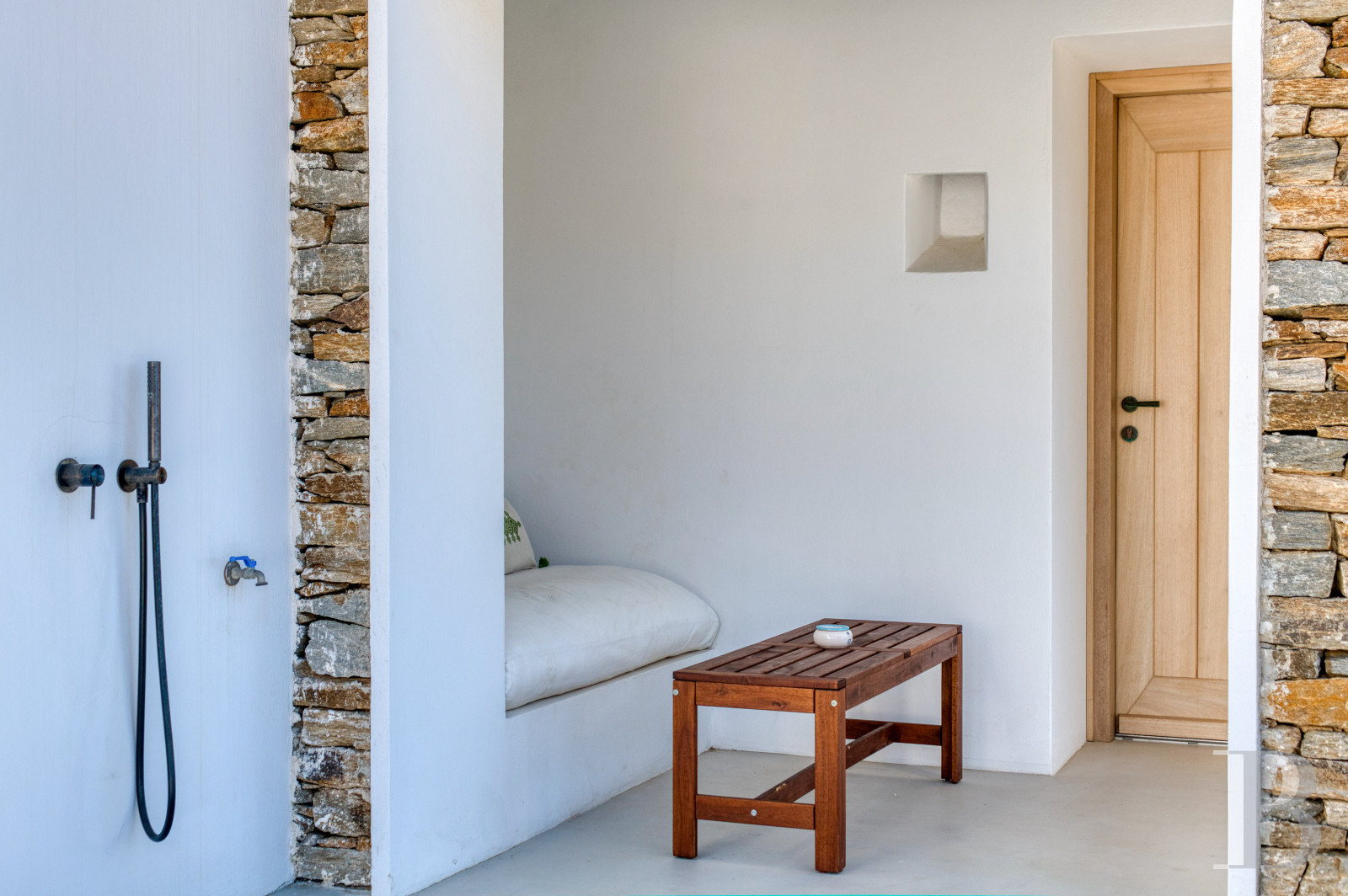 À Ios, dans les Cyclades, un ensemble de maisons entre ciel et mer - photo  n°34