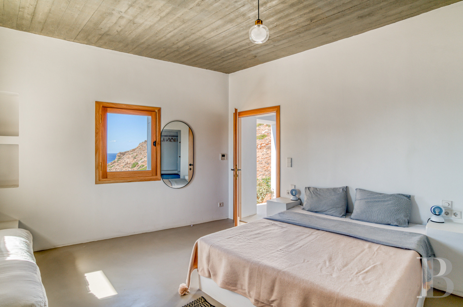 À Ios, dans les Cyclades, un ensemble de maisons entre ciel et mer - photo  n°36