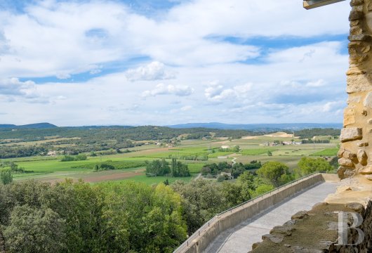 A time-stakingly renovated medieval fortress in the Gard, between Bagnols-sur-Cèze and Pont-Saint-Esprit - photo  n°2