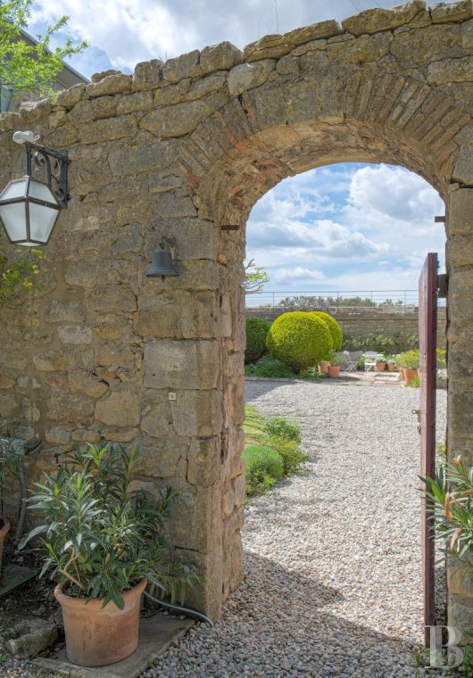 A time-stakingly renovated medieval fortress in the Gard, between Bagnols-sur-Cèze and Pont-Saint-Esprit - photo  n°4