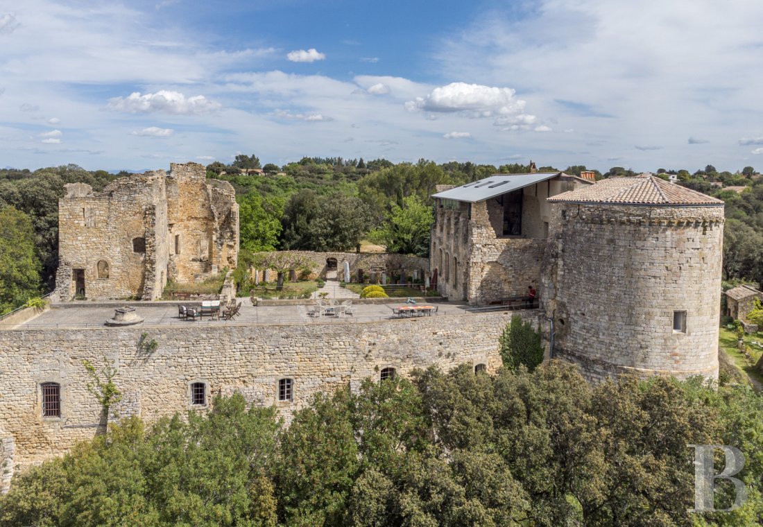 A time-stakingly renovated medieval fortress in the Gard, between Bagnols-sur-Cèze and Pont-Saint-Esprit - photo  n°1
