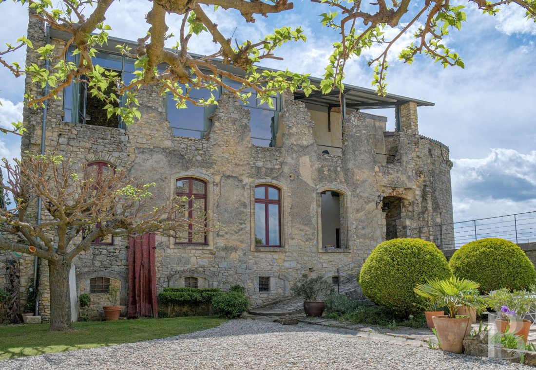 A time-stakingly renovated medieval fortress in the Gard, between Bagnols-sur-Cèze and Pont-Saint-Esprit - photo  n°6