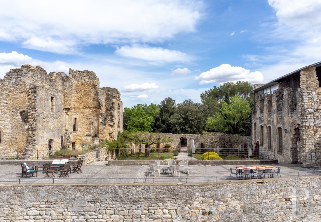 A time-stakingly renovated medieval fortress in the Gard, between Bagnols-sur-Cèze and Pont-Saint-Esprit - photo  n°5