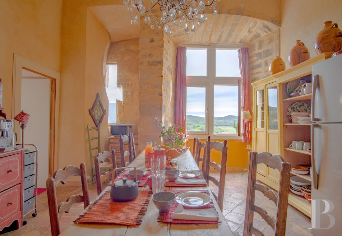A time-stakingly renovated medieval fortress in the Gard, between Bagnols-sur-Cèze and Pont-Saint-Esprit - photo  n°12