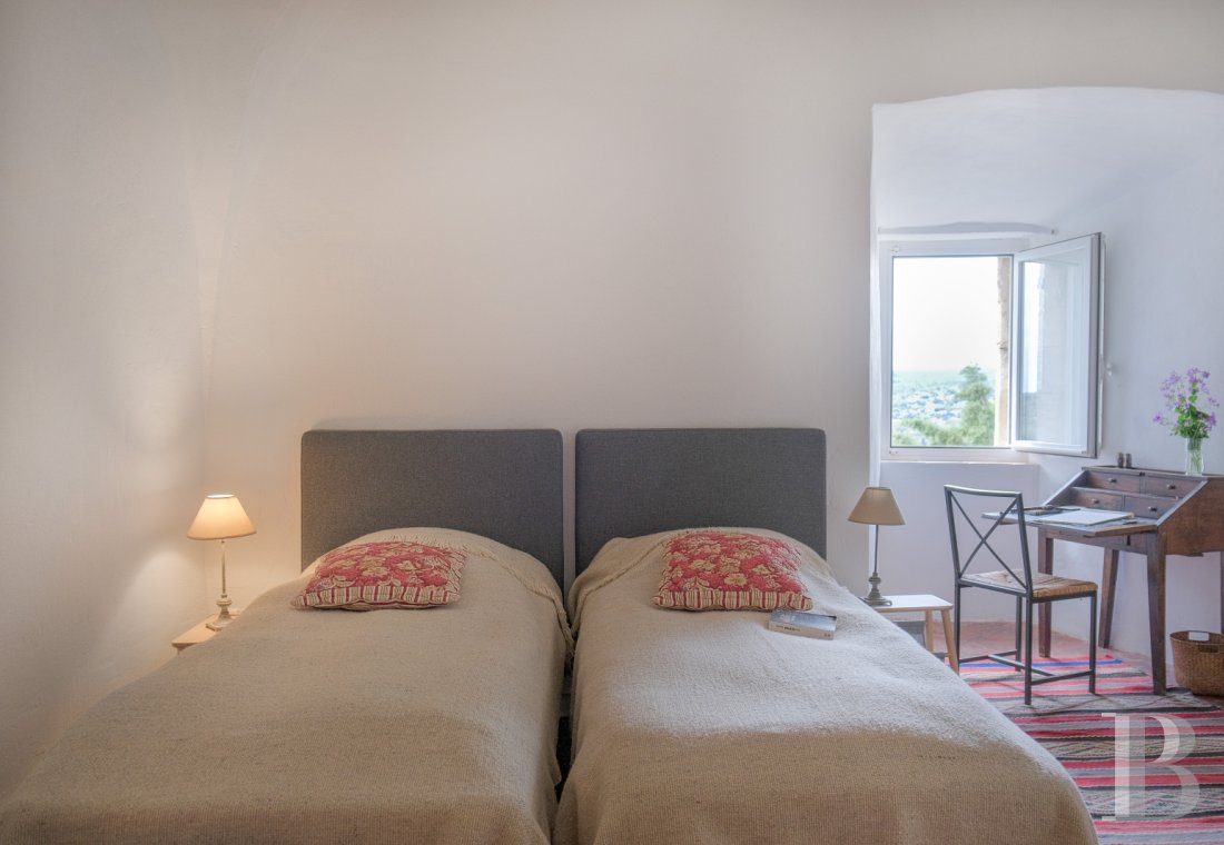 A time-stakingly renovated medieval fortress in the Gard, between Bagnols-sur-Cèze and Pont-Saint-Esprit - photo  n°19