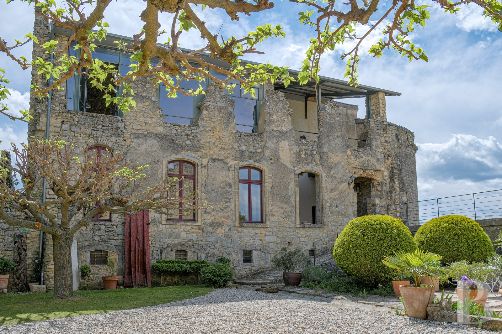 A time-stakingly renovated medieval fortress in the Gard, between Bagnols-sur-Cèze and Pont-Saint-Esprit - photo  n°6