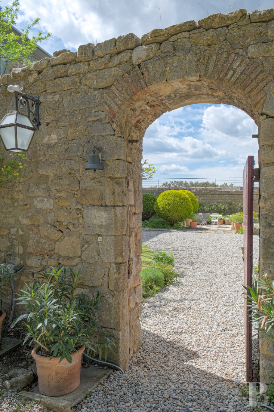 A time-stakingly renovated medieval fortress in the Gard, between Bagnols-sur-Cèze and Pont-Saint-Esprit - photo  n°4