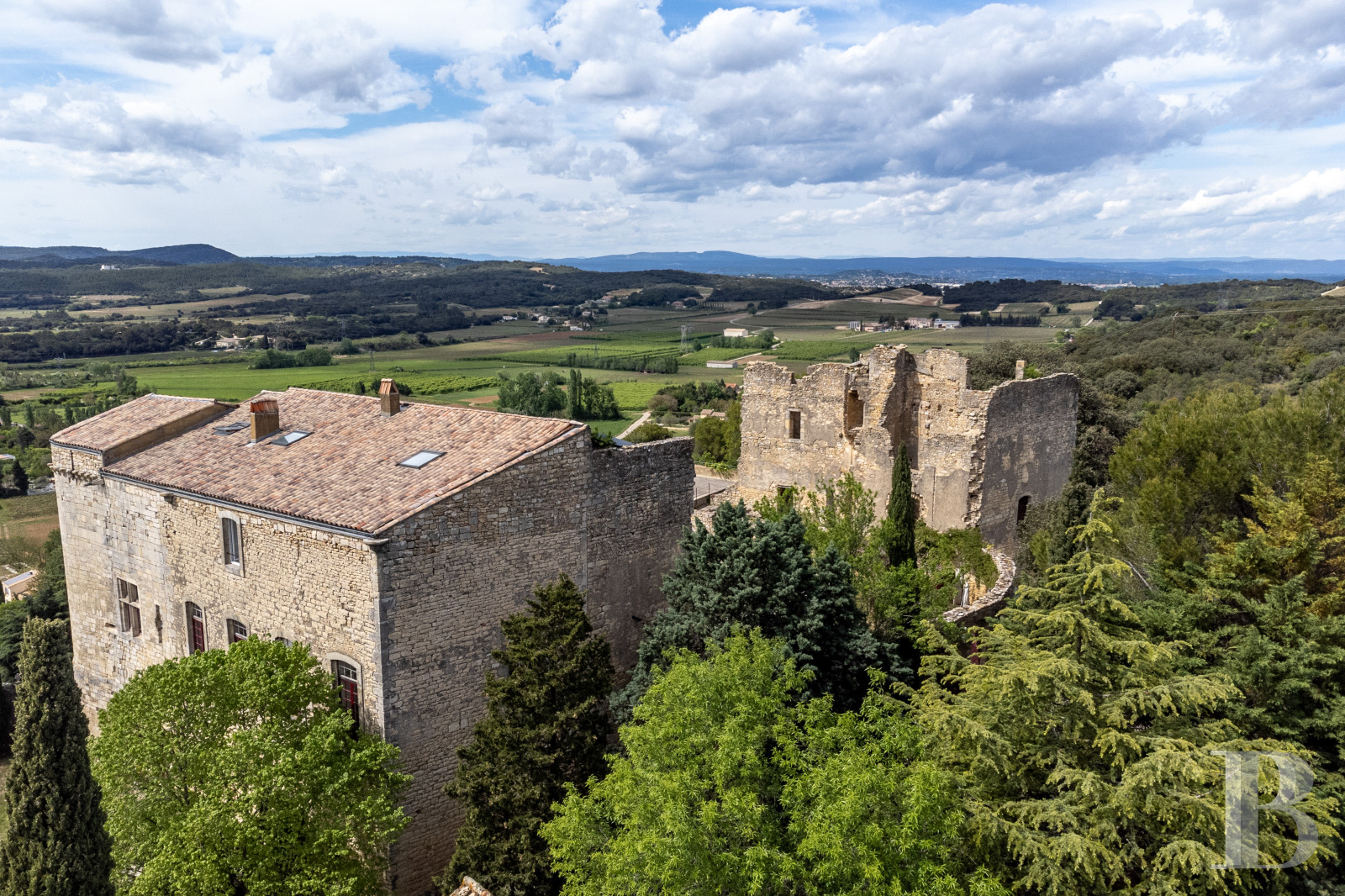 A time-stakingly renovated medieval fortress in the Gard, between Bagnols-sur-Cèze and Pont-Saint-Esprit - photo  n°3
