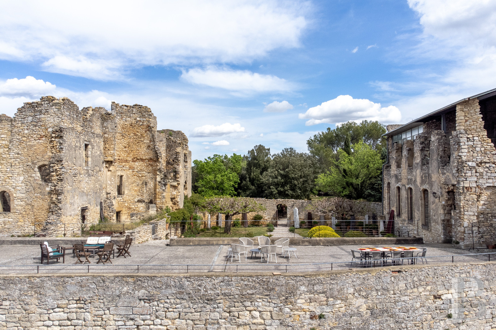 A time-stakingly renovated medieval fortress in the Gard, between Bagnols-sur-Cèze and Pont-Saint-Esprit - photo  n°5