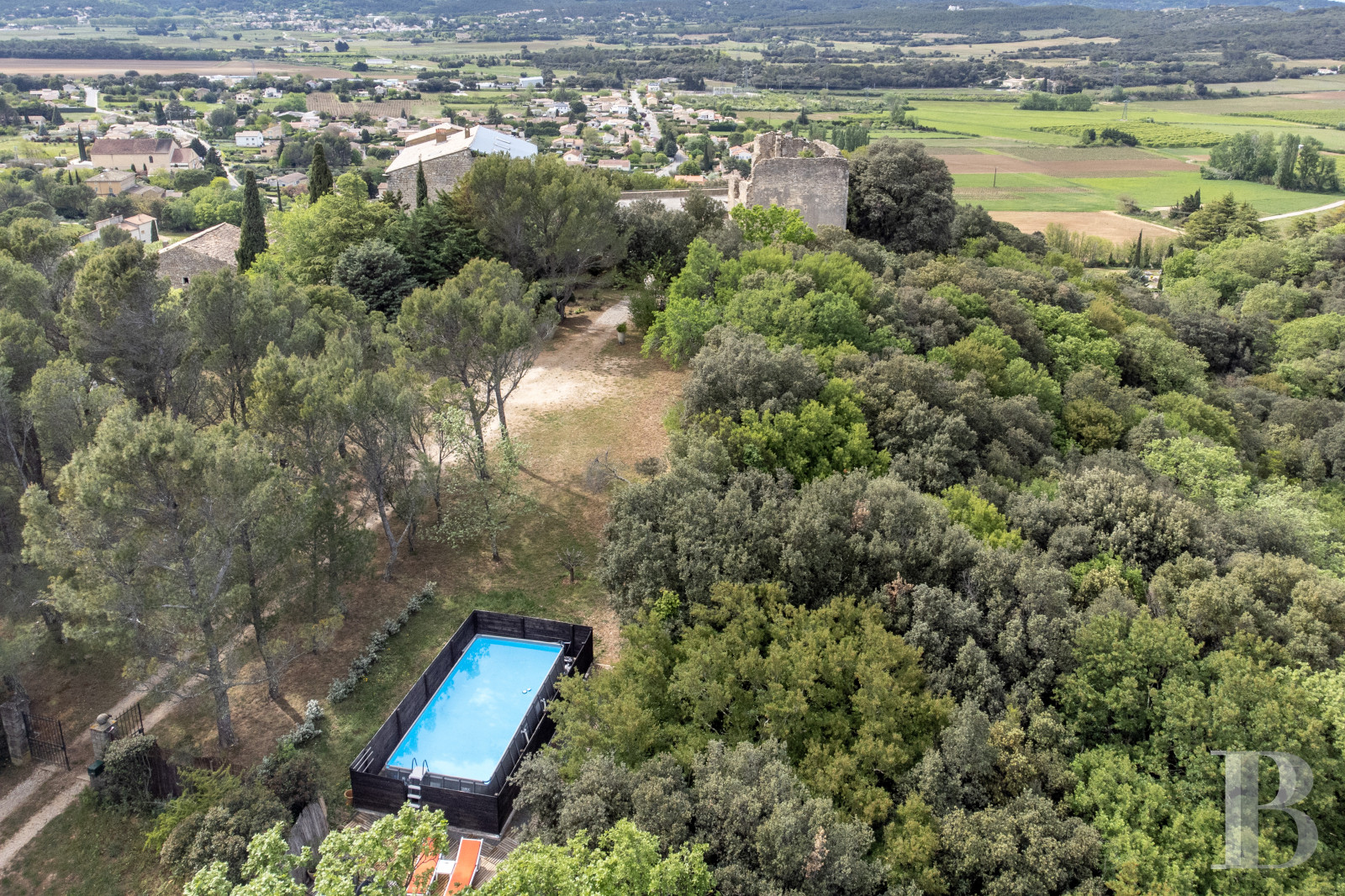 A time-stakingly renovated medieval fortress in the Gard, between Bagnols-sur-Cèze and Pont-Saint-Esprit - photo  n°26