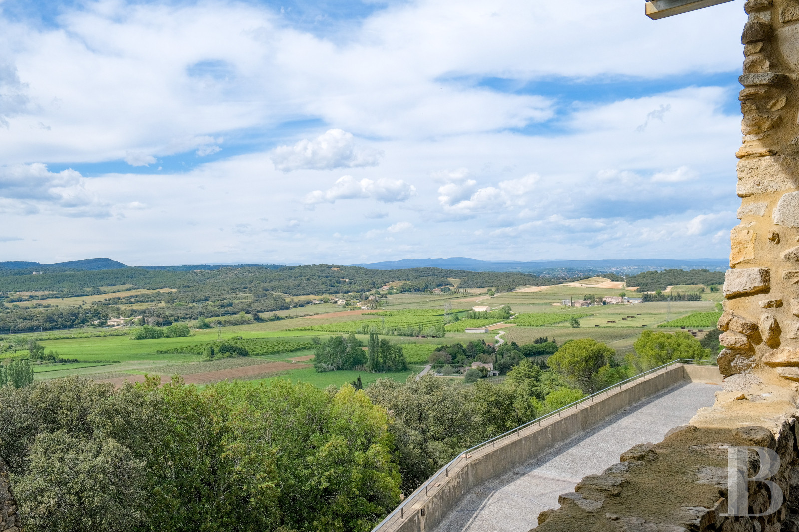 A time-stakingly renovated medieval fortress in the Gard, between Bagnols-sur-Cèze and Pont-Saint-Esprit - photo  n°2