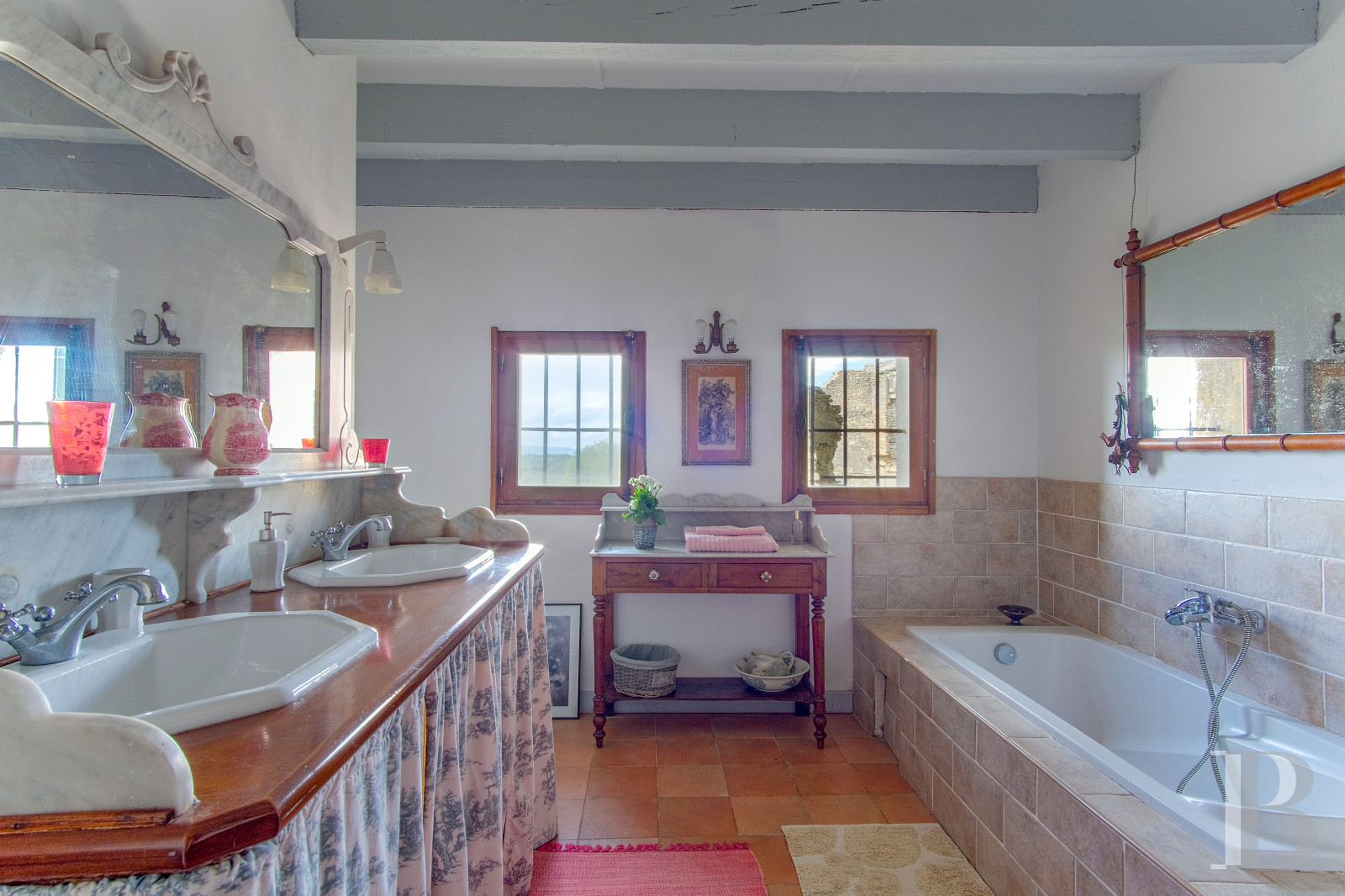 A time-stakingly renovated medieval fortress in the Gard, between Bagnols-sur-Cèze and Pont-Saint-Esprit - photo  n°22