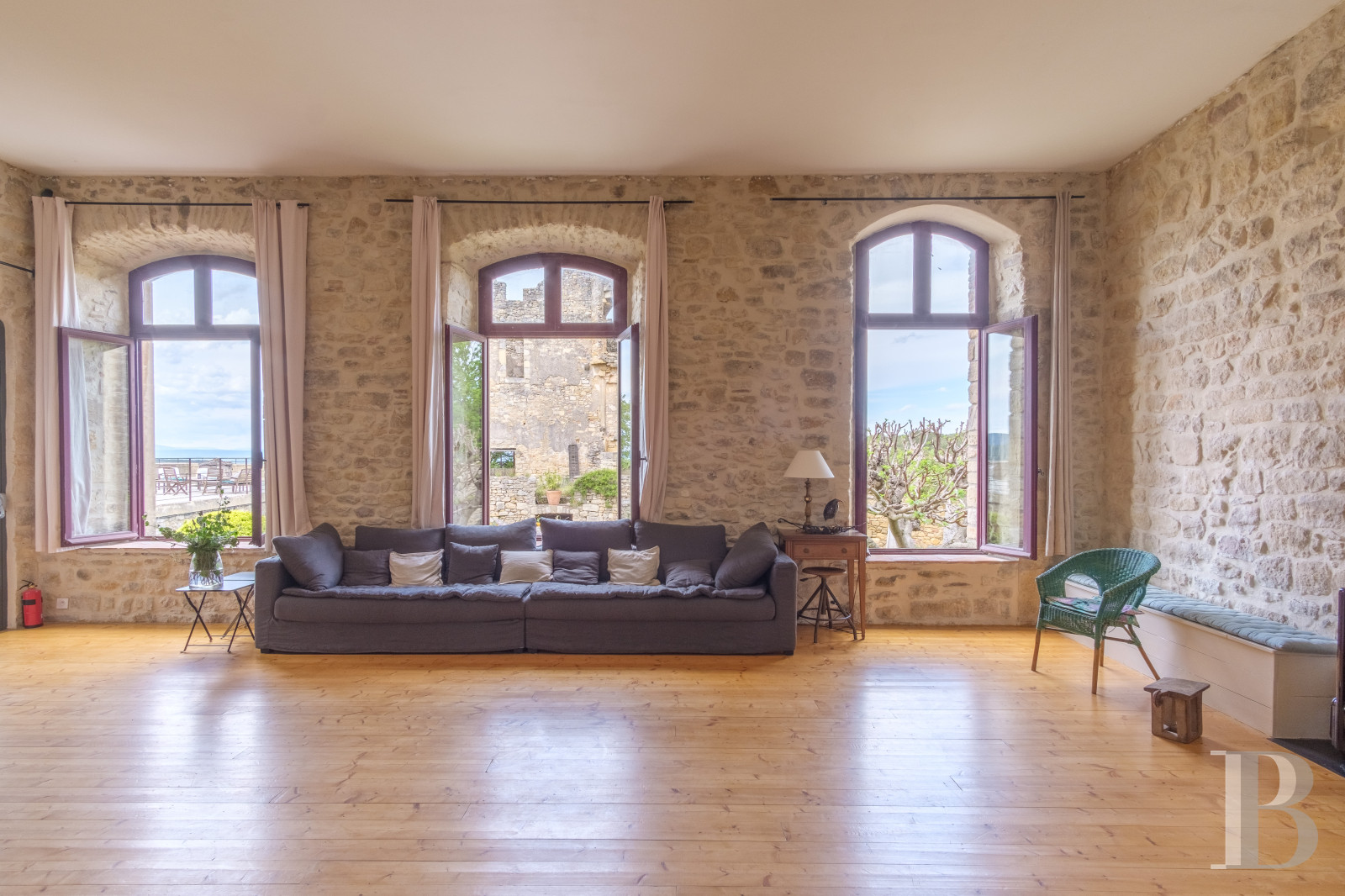 A time-stakingly renovated medieval fortress in the Gard, between Bagnols-sur-Cèze and Pont-Saint-Esprit - photo  n°13