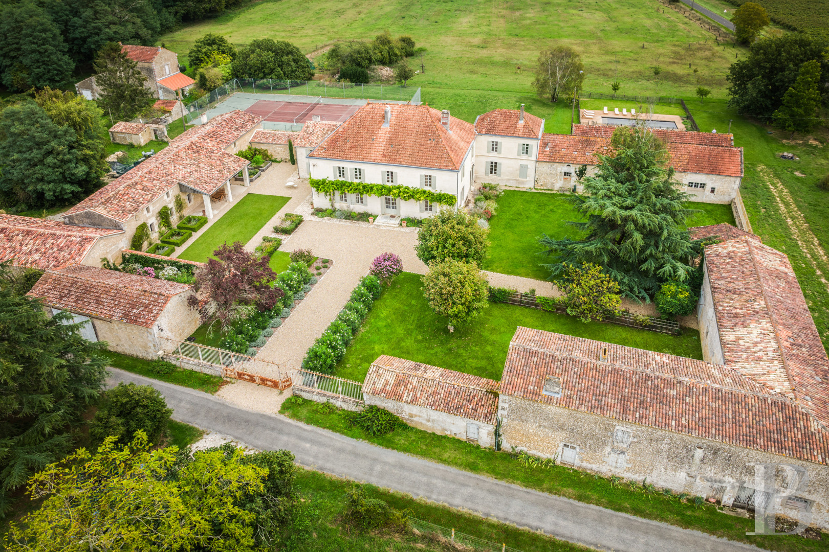 En Charente-Maritime, entre Saintes et Royan, un ancien domaine viticole converti en maison de famille - photo  n°47
