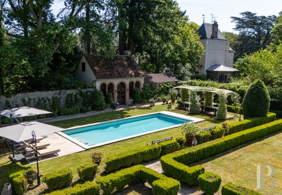 En Sologne, un manoir du 19e siècle et ses dépendances au milieu d’un vaste domaine - photo  n°2