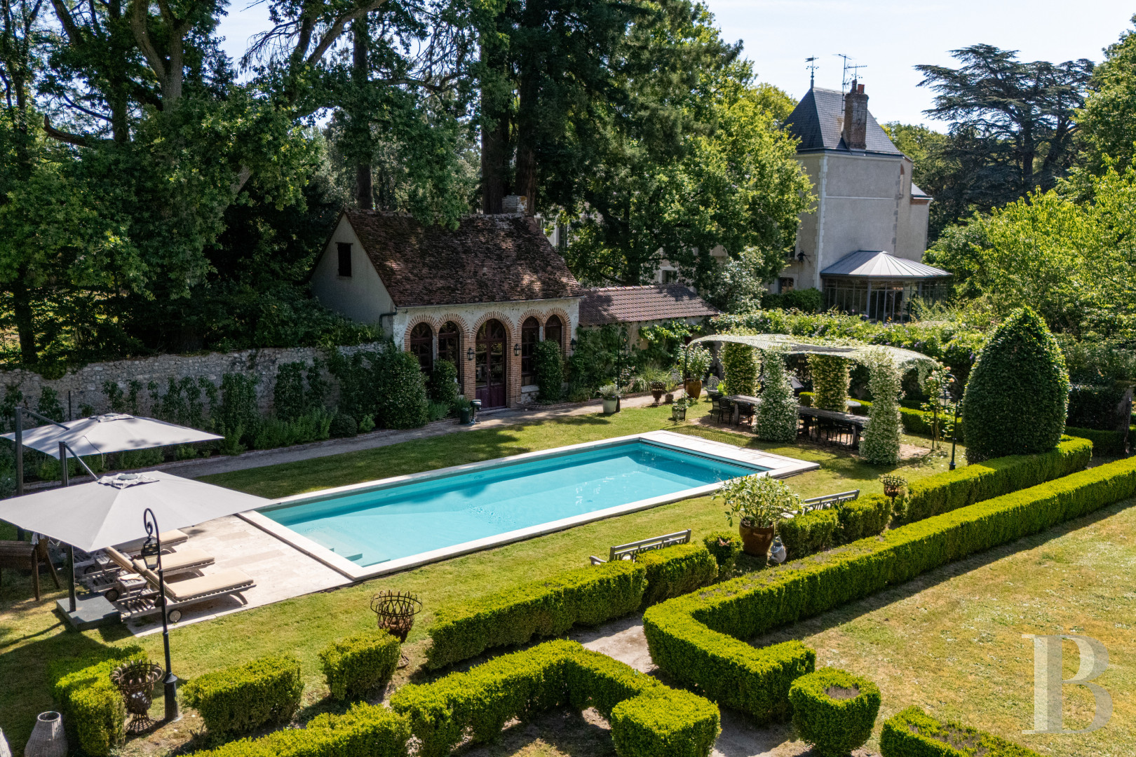 En Sologne, un manoir du 19e siècle et ses dépendances au milieu d’un vaste domaine - photo  n°2