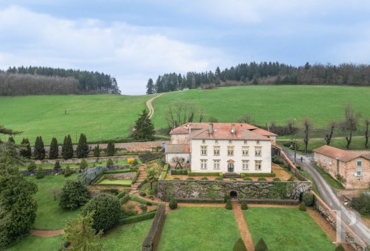rhones-alpes - Dans les Hauts du Beaujolais, un château du 17e s., ses dépendances et sa chapelle, dans un parc de 1,8 ha