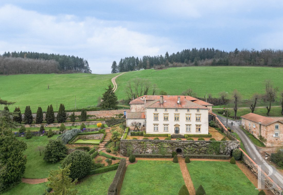 Residences for sale - rhones-alps - A 17th century stately manor house, its outbuildings and chapel  surrounded by 1.8 hectares of grounds in the “Hauts du Beaujolais” region 