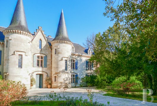 aquitaine - À 1h de Bordeaux, entre mer et fleuve Gironde, un château des 17e et 19e s., ses dépendances, son parc, sa piscine, son tennis, sa vigne, sur presque 9 ha