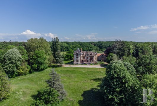 bourgogne - Entre Lyon, Dijon et Genève, dans un environnement paisible, une villa aux décors Art Nouveau et ses dépendances sur environ 5ha.