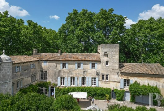 À Tarascon, dans les Bouches-du-Rhône, un mas du 15e siècle entouré d’oliveraies - photo  n°35