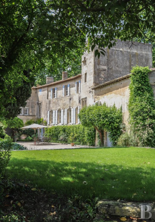À Tarascon, dans les Bouches-du-Rhône, un mas du 15e siècle entouré d’oliveraies - photo  n°6