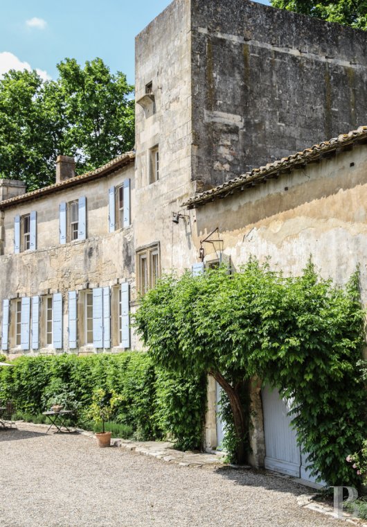 À Tarascon, dans les Bouches-du-Rhône, un mas du 15e siècle entouré d’oliveraies - photo  n°31