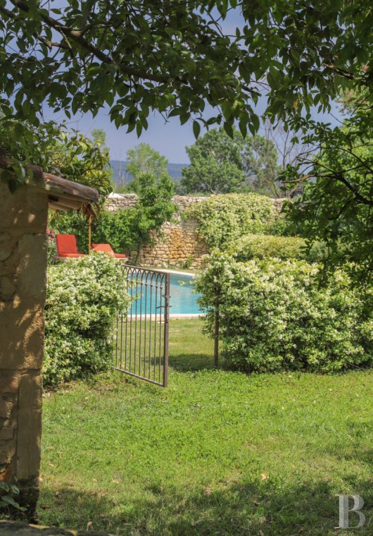 À Tarascon, dans les Bouches-du-Rhône, un mas du 15e siècle entouré d’oliveraies - photo  n°5