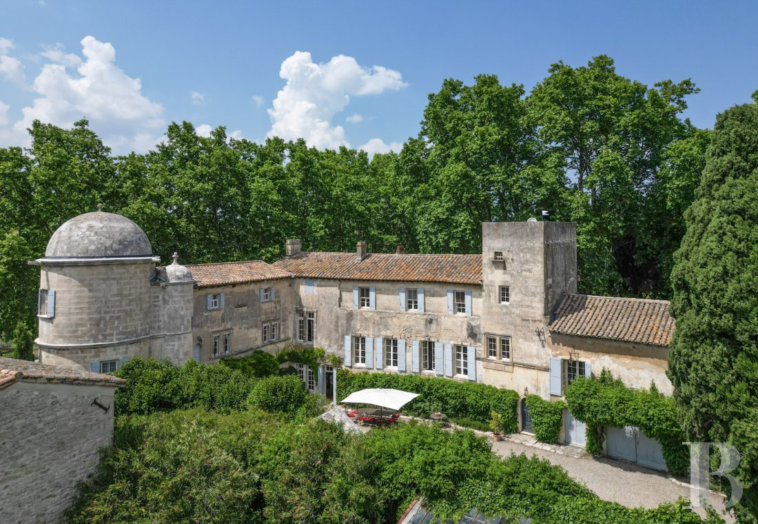 À Tarascon, dans les Bouches-du-Rhône, un mas du 15e siècle entouré d’oliveraies - photo  n°4