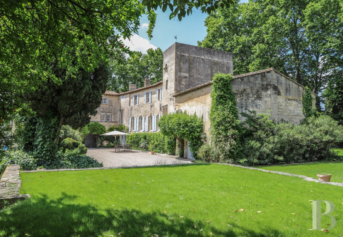 À Tarascon, dans les Bouches-du-Rhône, un mas du 15e siècle entouré d’oliveraies - photo  n°3