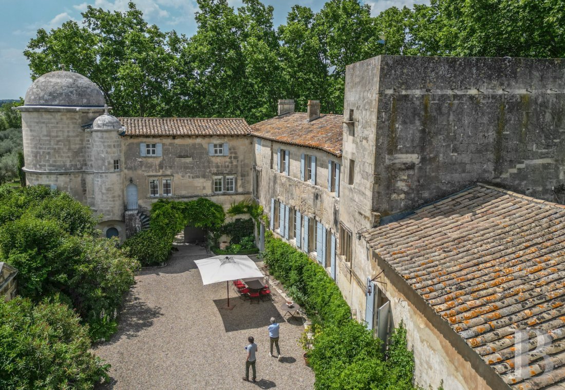 À Tarascon, dans les Bouches-du-Rhône, un mas du 15e siècle entouré d’oliveraies - photo  n°7