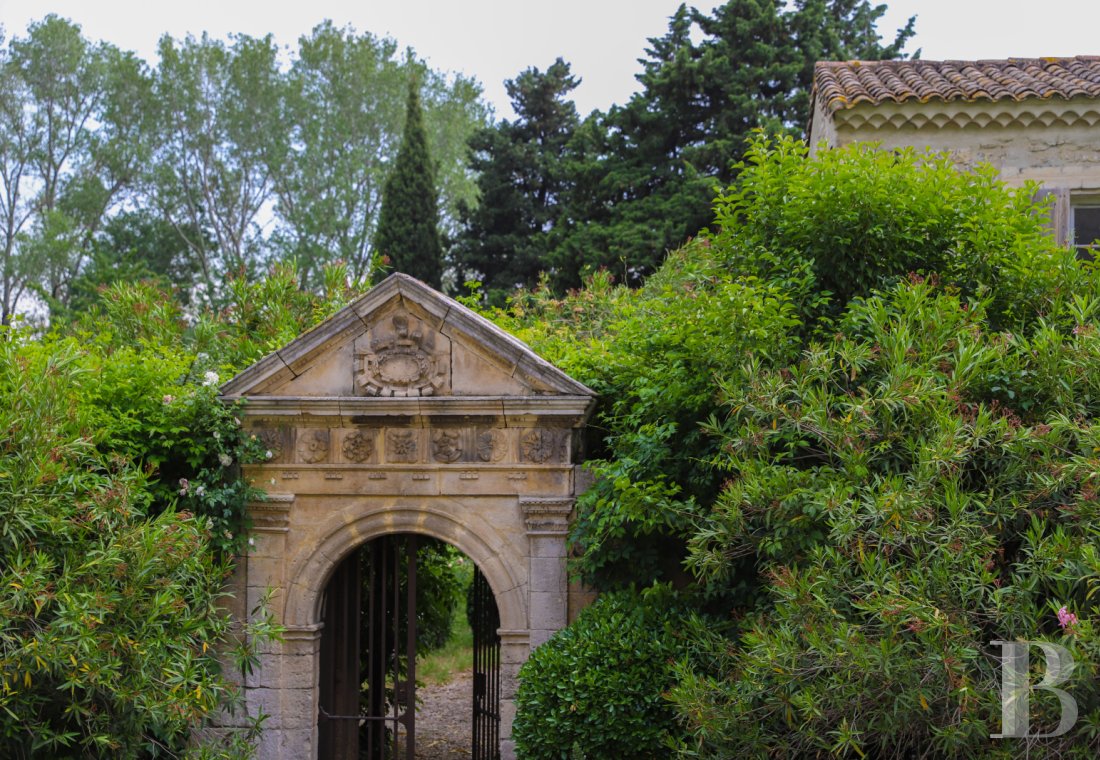 À Tarascon, dans les Bouches-du-Rhône, un mas du 15e siècle entouré d’oliveraies - photo  n°2
