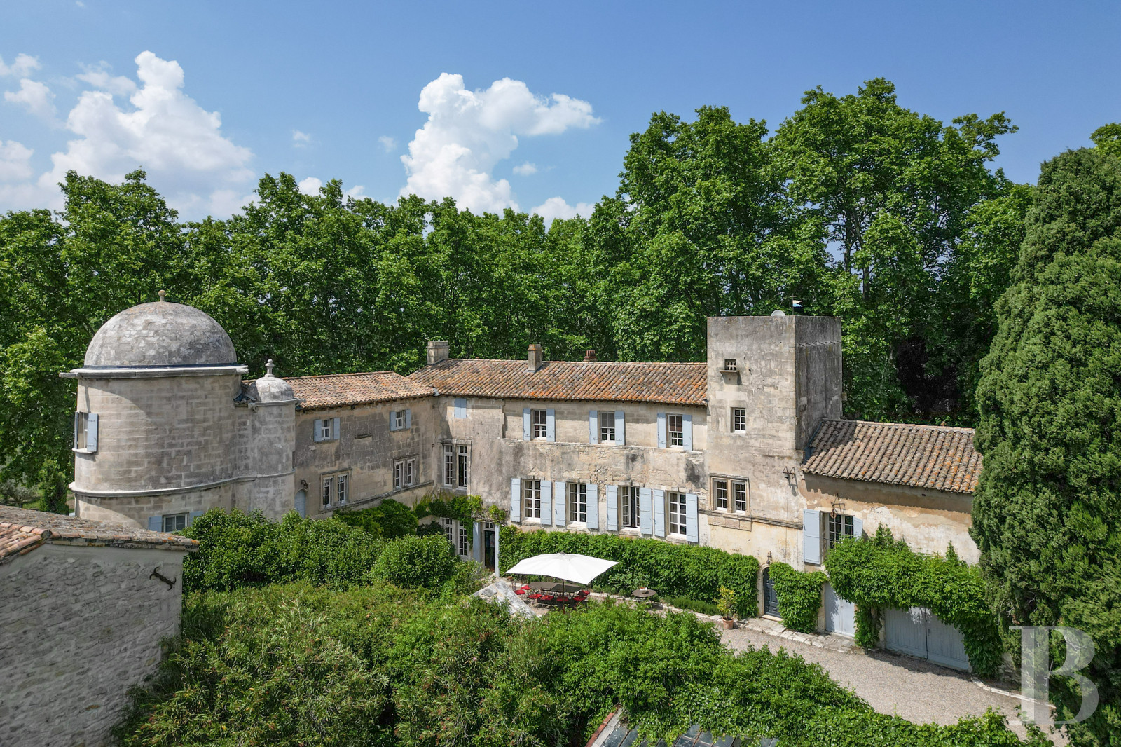 À Tarascon, dans les Bouches-du-Rhône, un mas du 15e siècle entouré d’oliveraies - photo  n°4