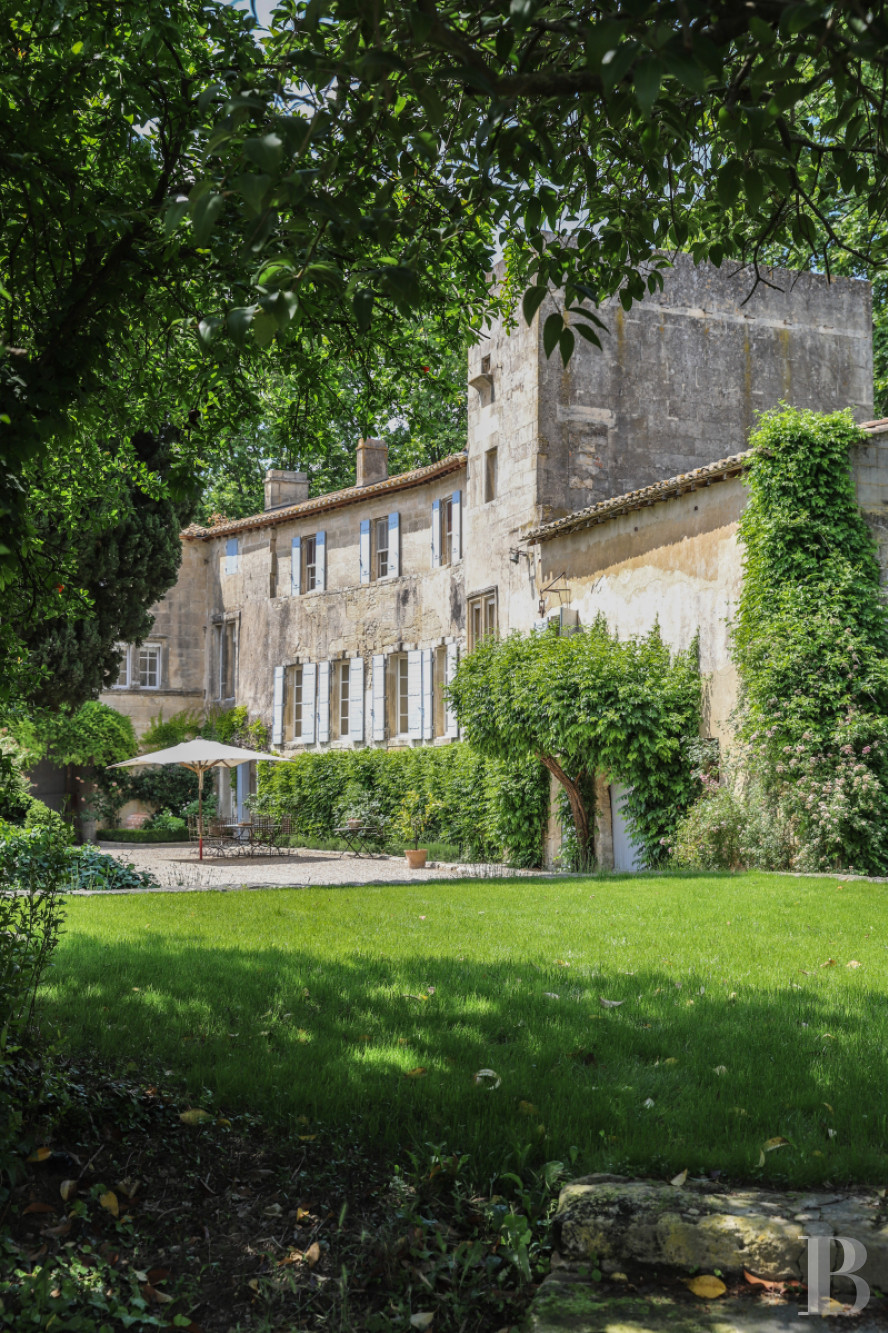 À Tarascon, dans les Bouches-du-Rhône, un mas du 15e siècle entouré d’oliveraies - photo  n°6