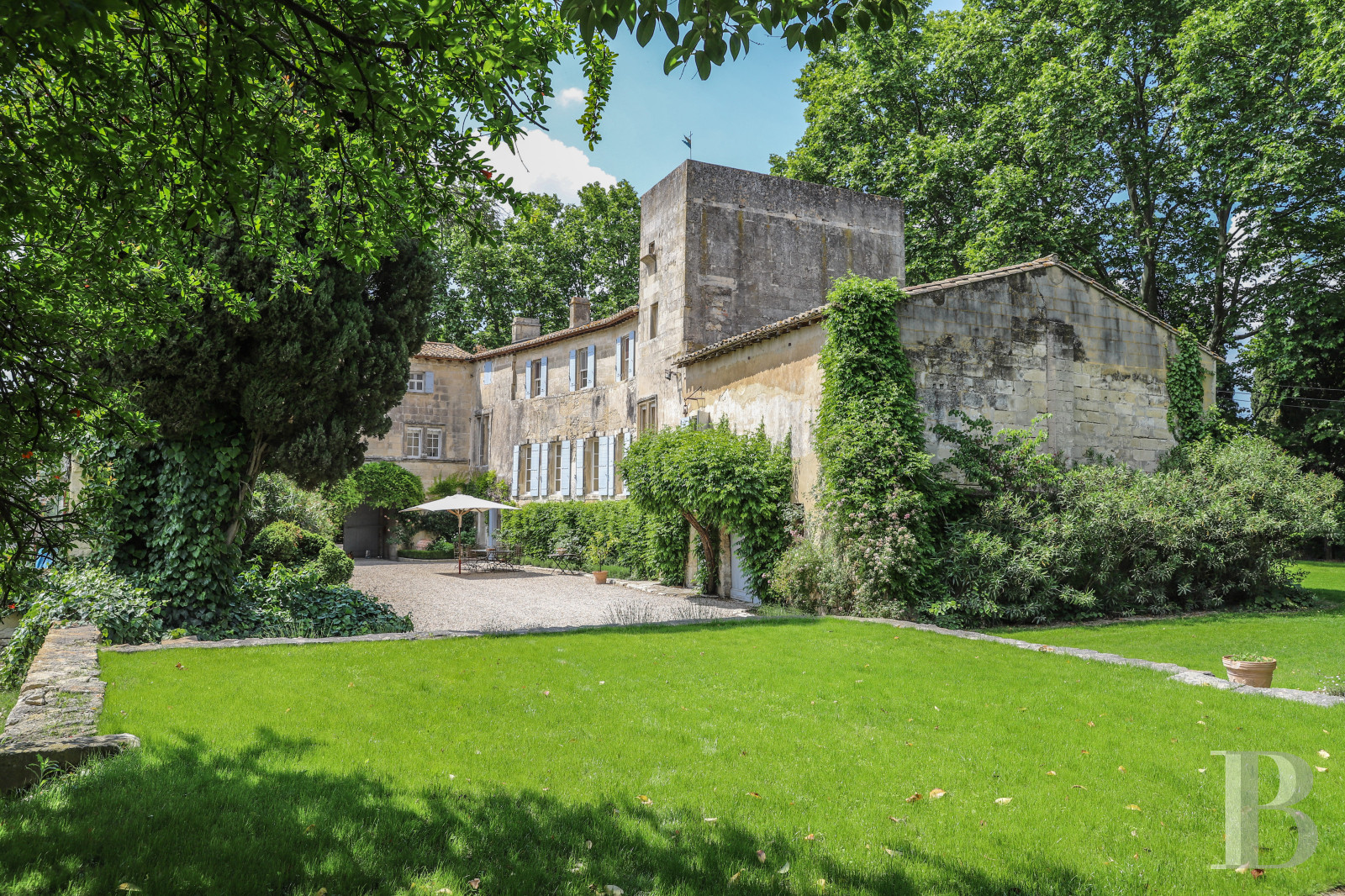 À Tarascon, dans les Bouches-du-Rhône, un mas du 15e siècle entouré d’oliveraies - photo  n°3