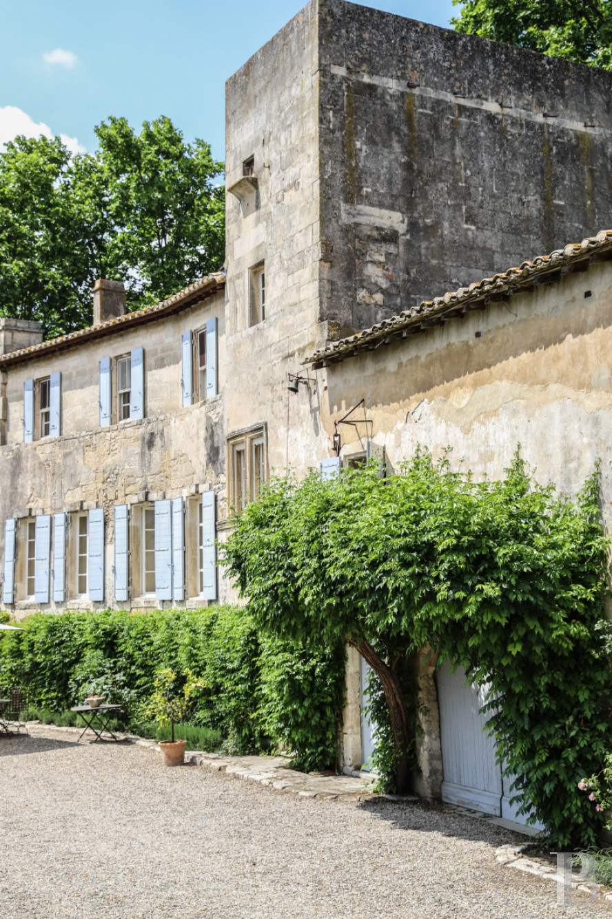 À Tarascon, dans les Bouches-du-Rhône, un mas du 15e siècle entouré d’oliveraies - photo  n°31
