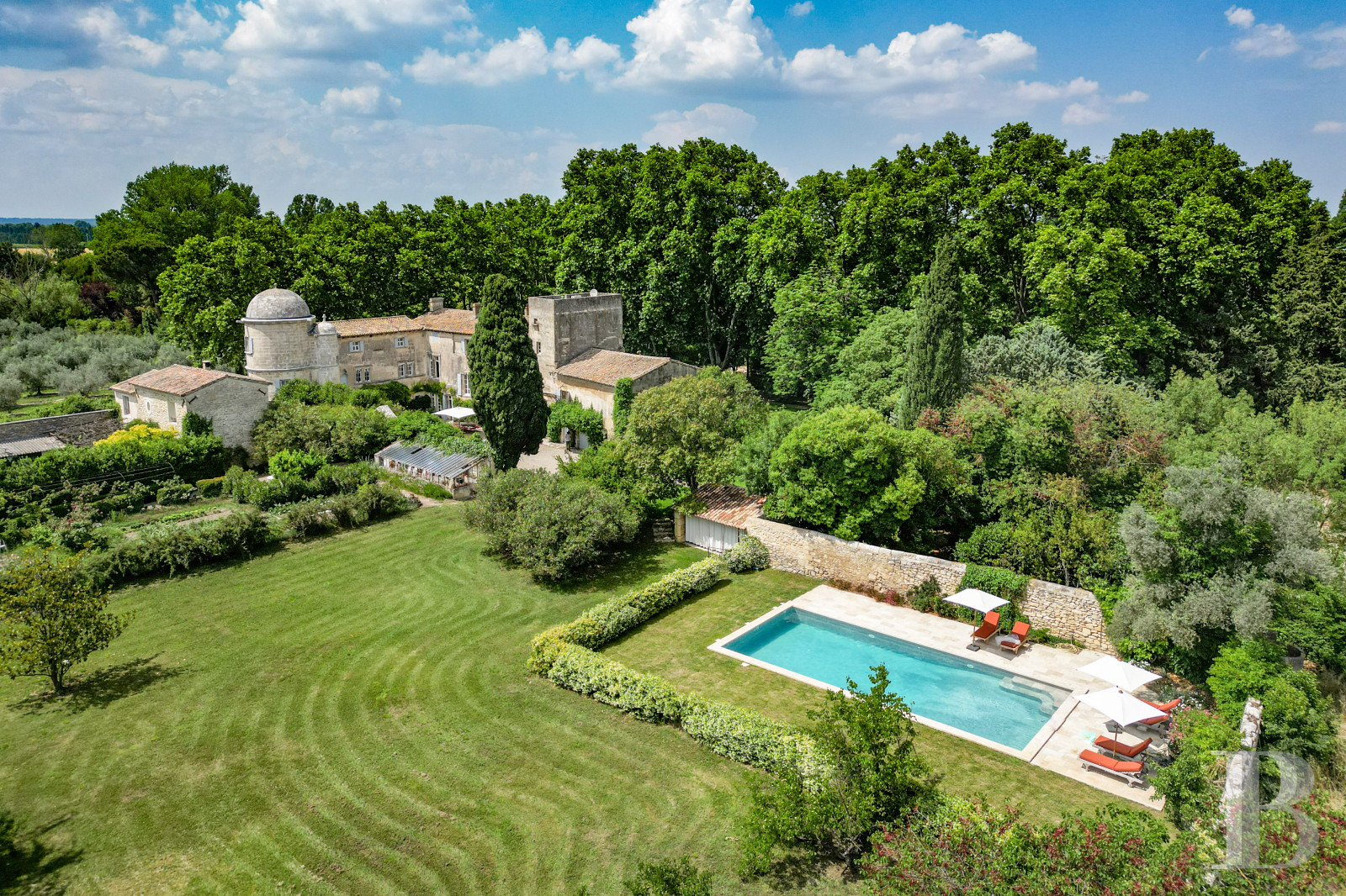 À Tarascon, dans les Bouches-du-Rhône, un mas du 15e siècle entouré d’oliveraies - photo  n°1