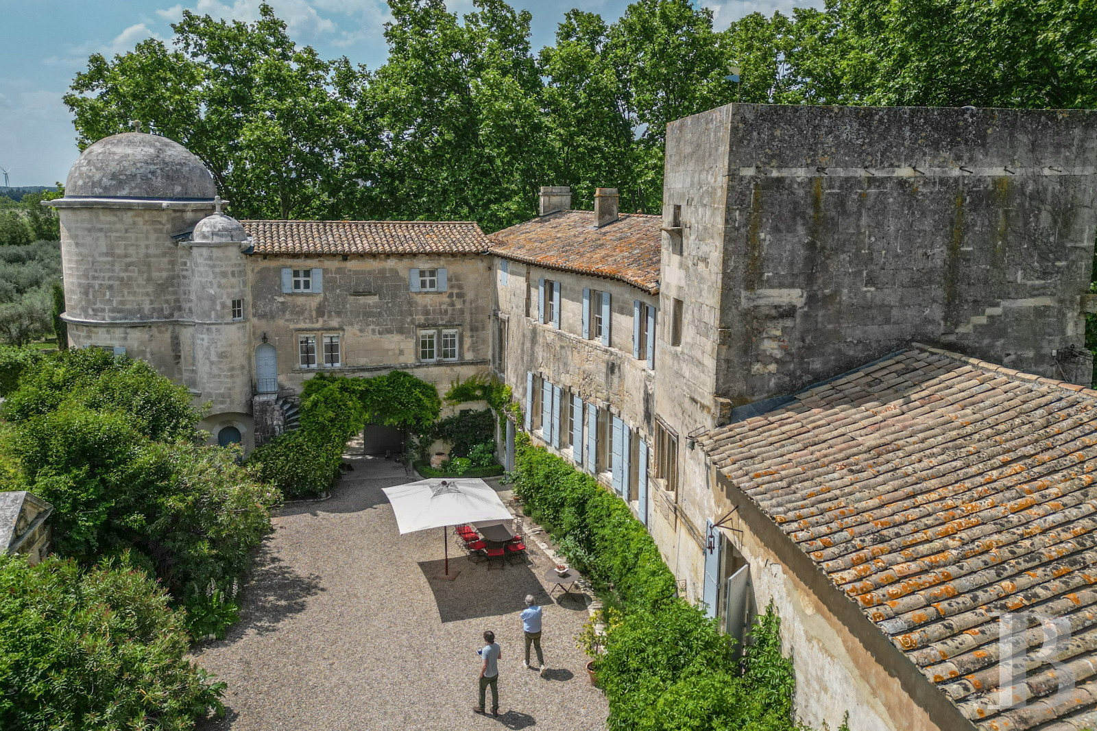 À Tarascon, dans les Bouches-du-Rhône, un mas du 15e siècle entouré d’oliveraies - photo  n°7