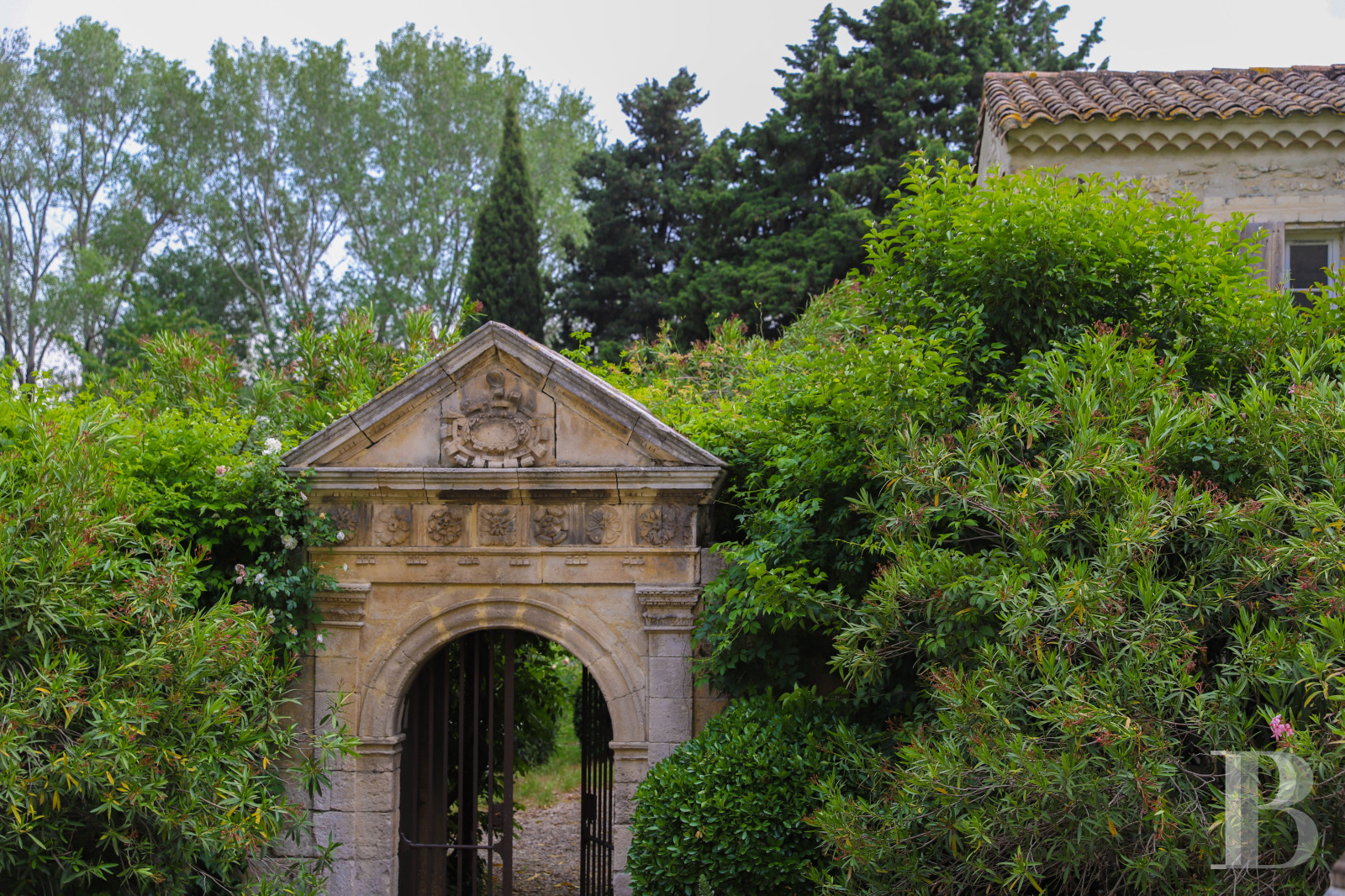 À Tarascon, dans les Bouches-du-Rhône, un mas du 15e siècle entouré d’oliveraies - photo  n°2